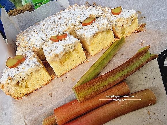 Proste ciasto z rabarbarem i kruszonką