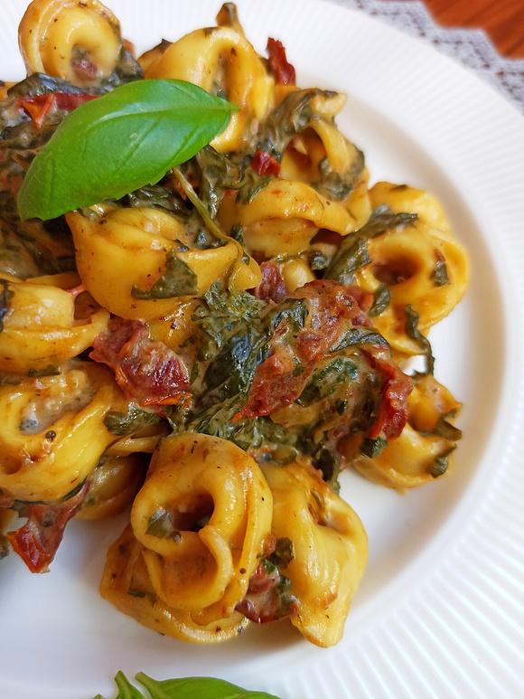 Tortellini w sosie ze szpinakiem i suszonymi pomidorami