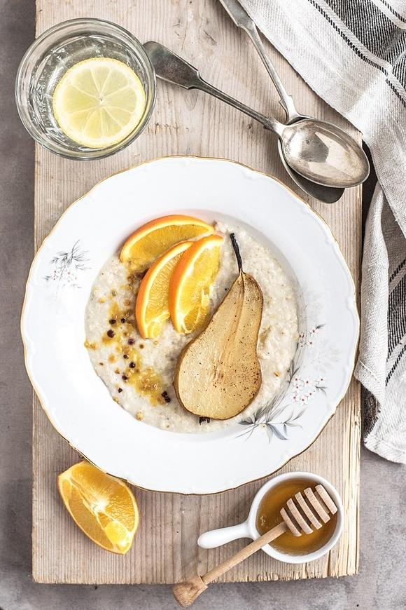 Pudding ryżowy z pomarańczami, gruszką i tahini