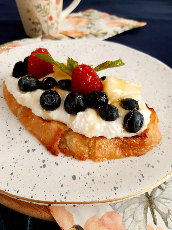 Tosty z owocami i serkiem ricotta