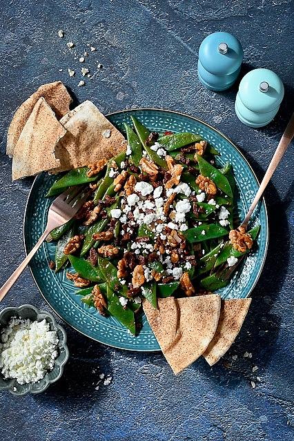 Fasolka z balsamicznym sosem, skwarkami chorizo i orzechami