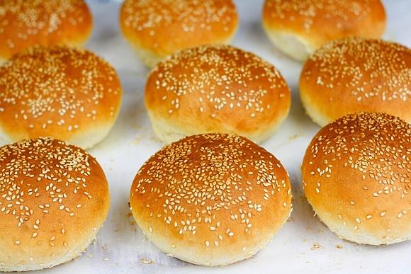 Bułki hamburgerowe – przepis na domowe pieczywo