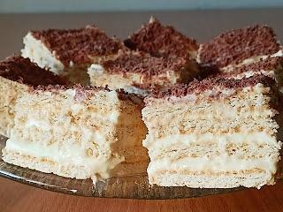 Proste śmietankowe ciasto bez pieczenia na herbatnikach