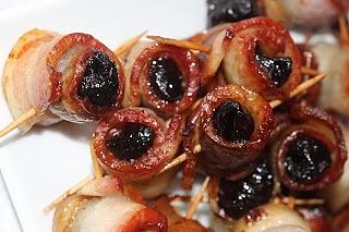 Roladki z wędzonego boczku z suszoną śliwką