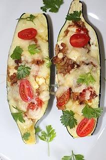Faszerowana cukinia z mięsem, fetą i mozzarellą