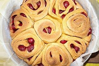 Drożdżowe bułeczki ślimaki z wiśniami