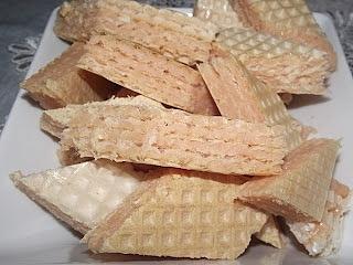 Wafle z masą śmietankowo-truskawkową