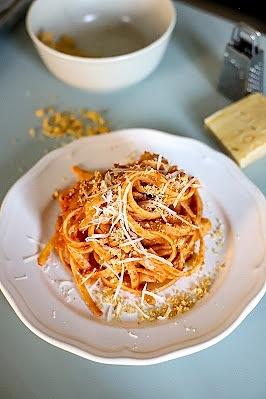 Spaghetti z pastą z sardeli i bułką tartą
