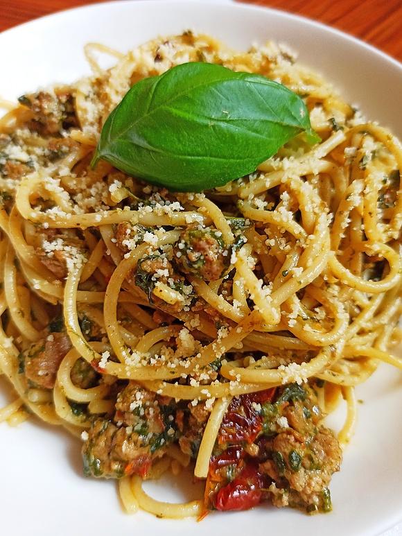 Spaghetti w sosie z mięsem mielonym, szpinakiem i suszonymi pomidorami