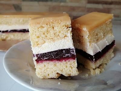 Kajmakowiec - aromatyczne ciasto z kajmakiem i frużeliną jeżynową