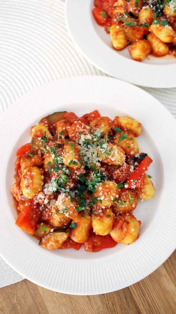 Gnocchi w sosie pomidorowym z warzywami i kurczakiem