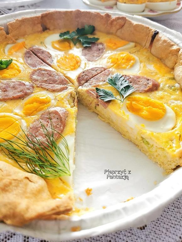 Tarta z jajkiem, białą kiełbasą i porem