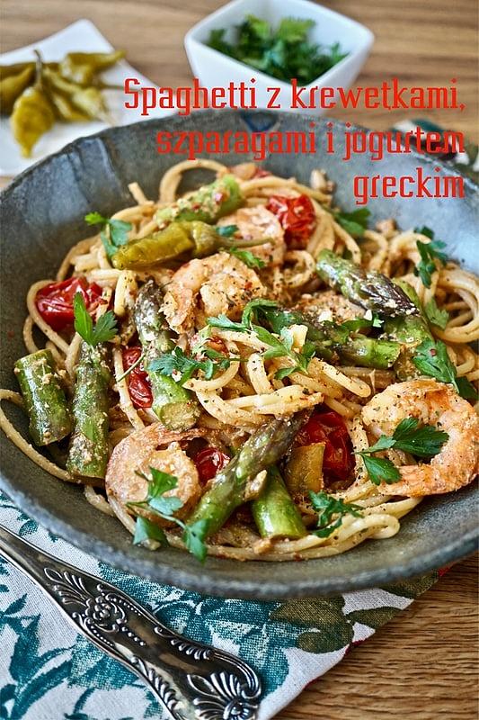 Spaghetti z krewetkami szparagami i jogurtem greckim
