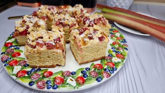 Ciasto drożdżowe z rabarbarem i kruszonką