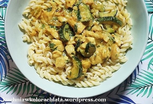 Kurczak z cukinią w jogurtowym sosie curry
