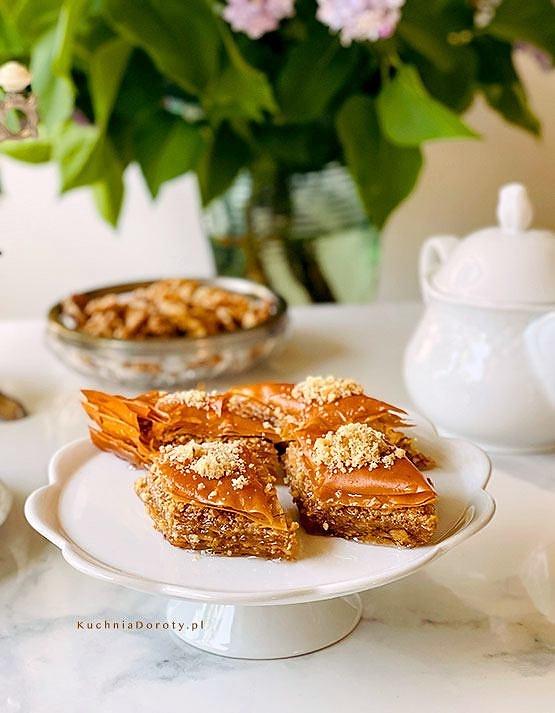 Baklava - słodki deser z ciasta filo i orzechów