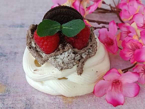 Mini bezy Pavlova z kremem Oreo i malinami