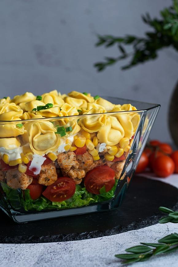Warstwowa sałatka z tortellini