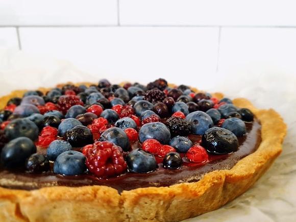 Tarta z musem czekoladowym i owocami leśnymi bez cukru glutenu i laktozy