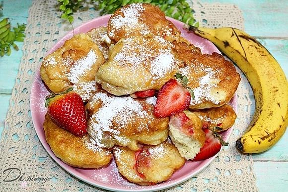 Puszyste racuchy drożdżowe z bananem i truskawkami