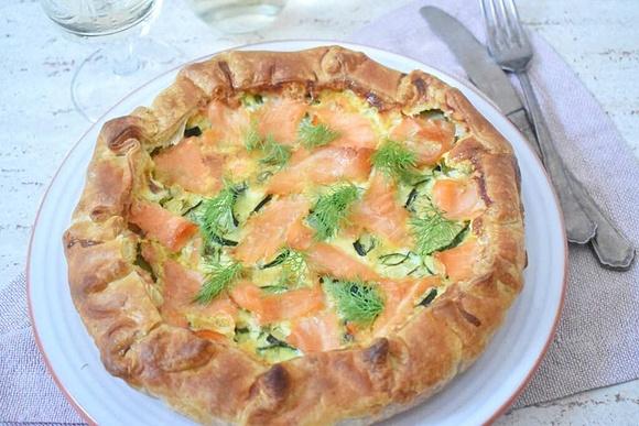 Tarta z wędzonym łososiem i cukinią