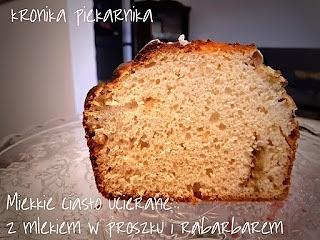 Miękkie ciasto ucierane z mlekiem w proszku i rabarbarem