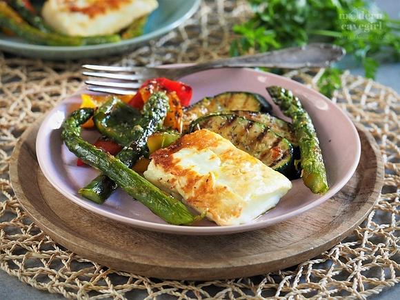 Keto sałatka z halloumi i szparagami