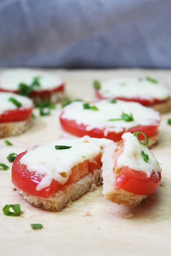 Zapiekane pomidory z mozzarellą – szybka przekąska na imprezę i grill