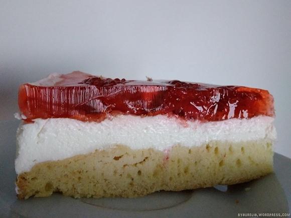 Ciasto z galaretką i truskawkami na biszkopcie bez jajek