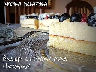 Biszkopt z kremową masą i borówkami