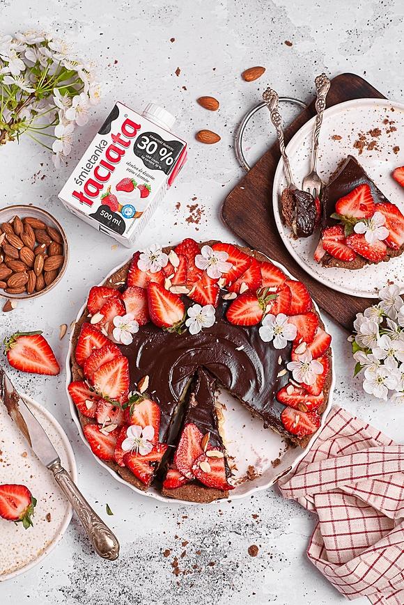 Tarta z migdałowym spodem, dwoma warstwami czekolady i truskawkami