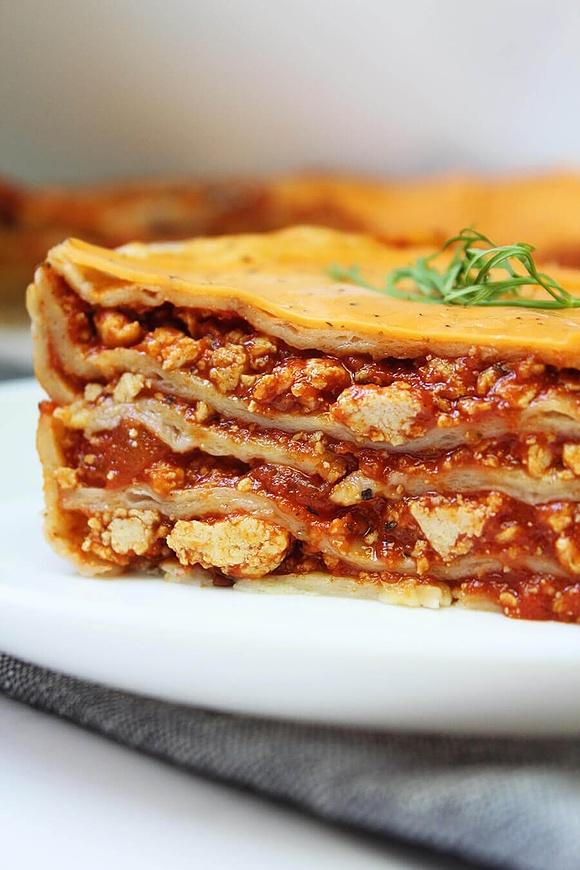 Lasagne bez mięsa z tofu na tortilli – szybki obiad wegetariański