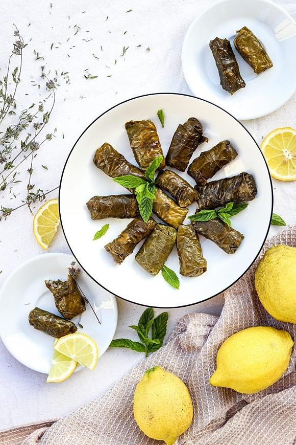 Greckie gołąbki w liściach winogron Dolmades i Dolmadakia