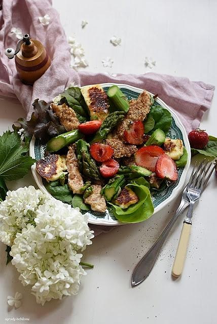 Sałatka z indykiem, szparagami i halloumi