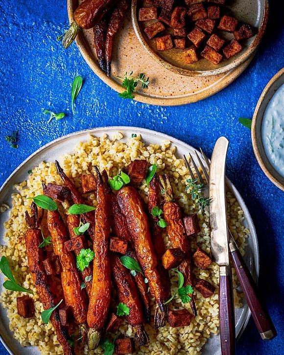 Pieczona marchewka z kaszą bulgur tofu i sosem jogurtowym