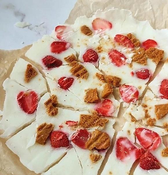 Mrożony jogurt z owocami i miodem letnia przekąska