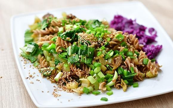 Zielone warzywa z tofu w sezamie