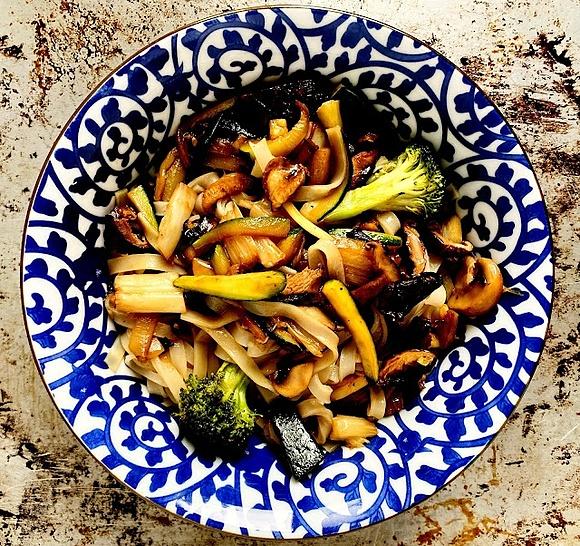 Makaron po azjatycku z warzywami i grzybami stir fry bezglutenowy i wegański