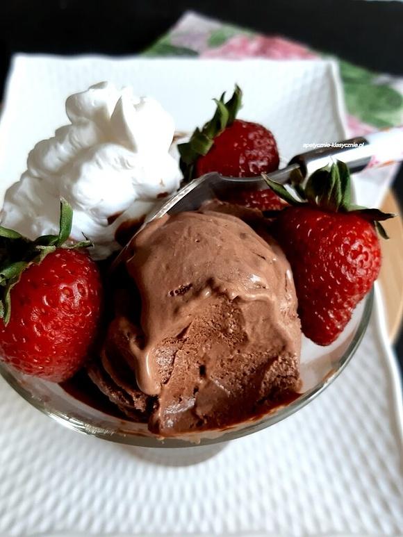 Domowe czekoladowe lody bez maszynki