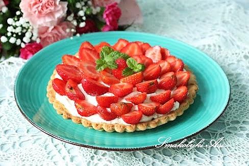 Tarta z truskawkami i bitą śmietaną