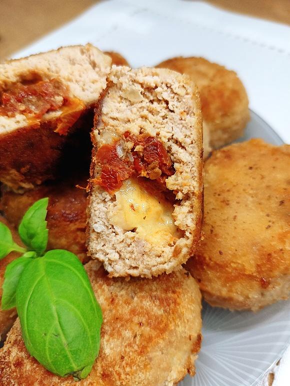 Kotlety mielone nadziewane mozzarellą i suszonymi pomidorami