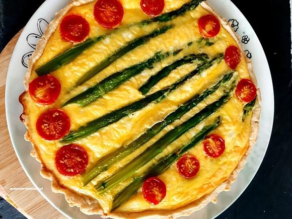Krucha tarta ze szparagami i pomidorkami koktajlowymi