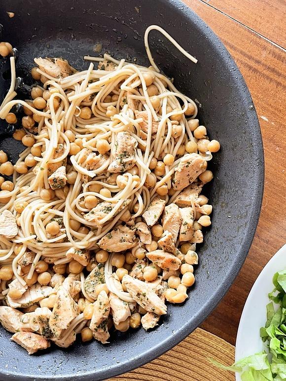 Makaron ramen z kurczakiem i ciecierzycą