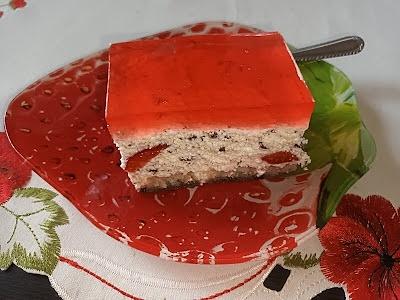Sernik z czekoladą i truskawkami