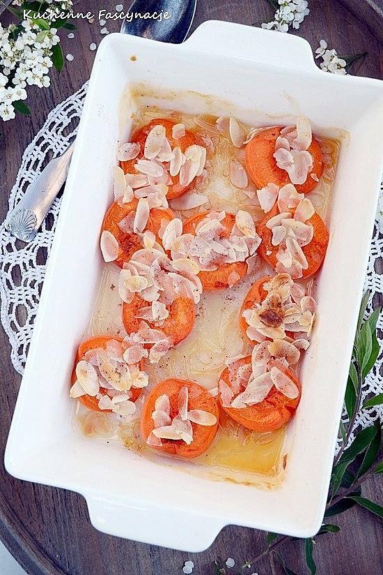 Pieczone morele z miodem i migdałami