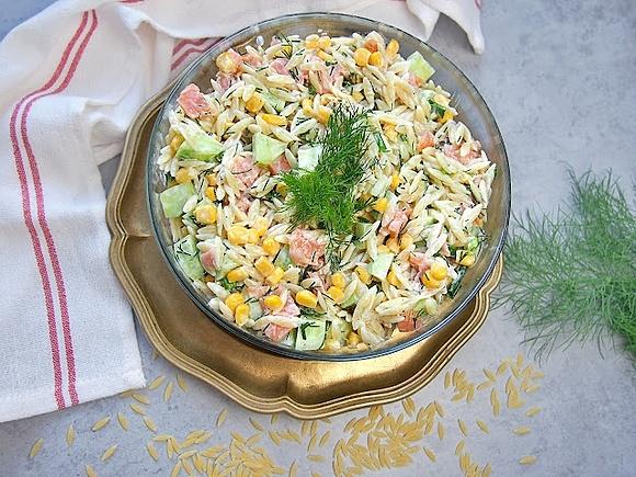 Lekka sałatka z łososiem i makaronem Orzo