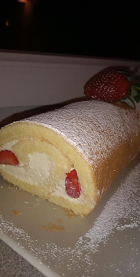 Rolada z mascarpone i truskawkami