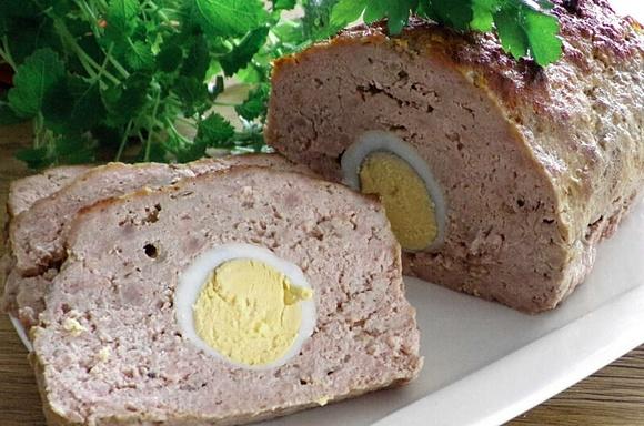 Pieczeń rzymska z jajkiem na twardo
