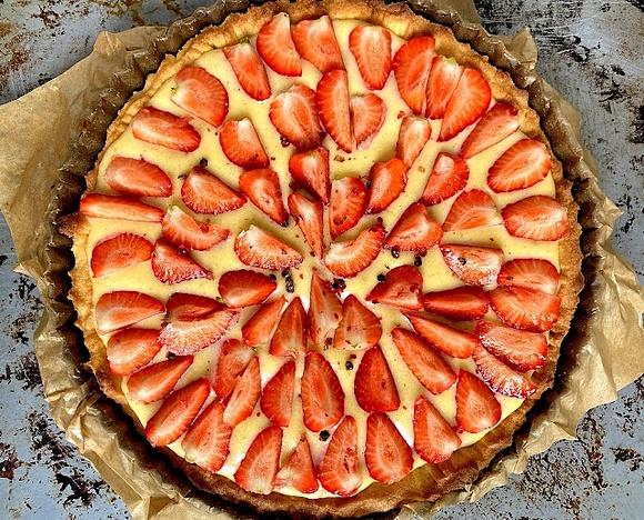 Tarta z waniliowym kremem patissiere i truskawkami z różowym pieprzem