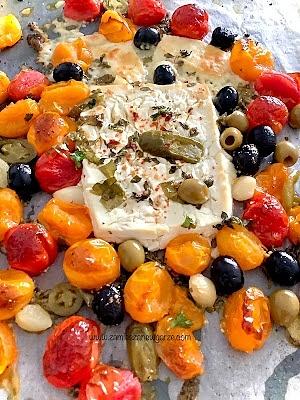 Pieczony ser feta z pomidorkami, oliwkami i ziołami